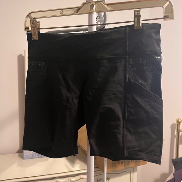 Lululemon spandex shorts size 6 - Picture 4 of 4